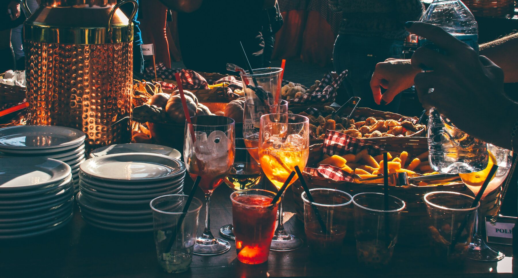 Vrienden vieren samen aan tafel